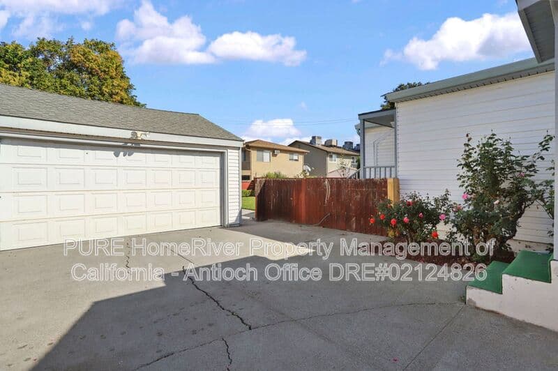 Antioch House: 322 W. Madill Street