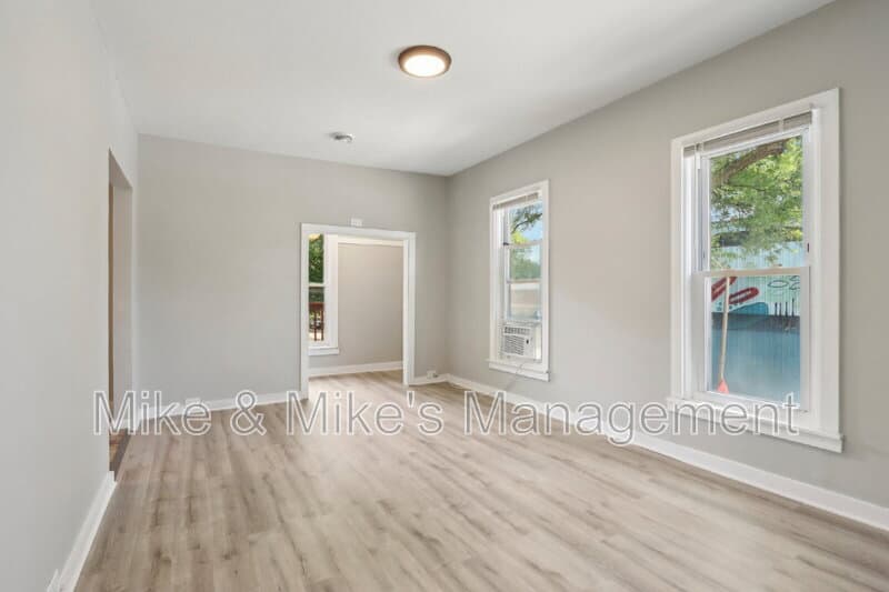 Milwaukee Condo: 506 E Linus St Uppr REAR
