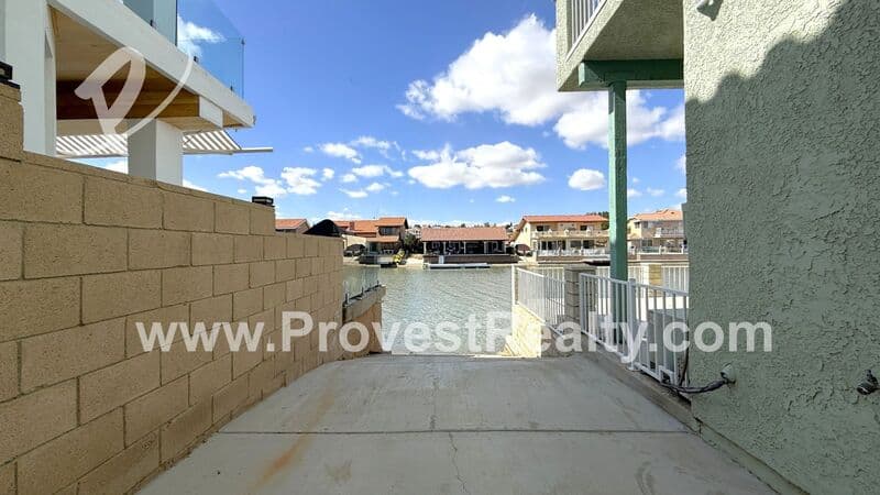 Victorville House: 18064 Mariner Dr