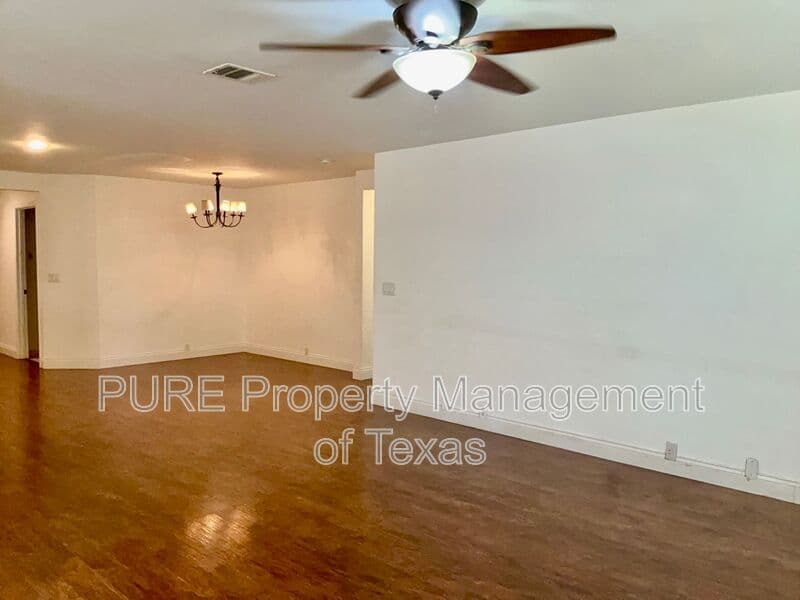 Leander House: 789 Kingfisher Ln