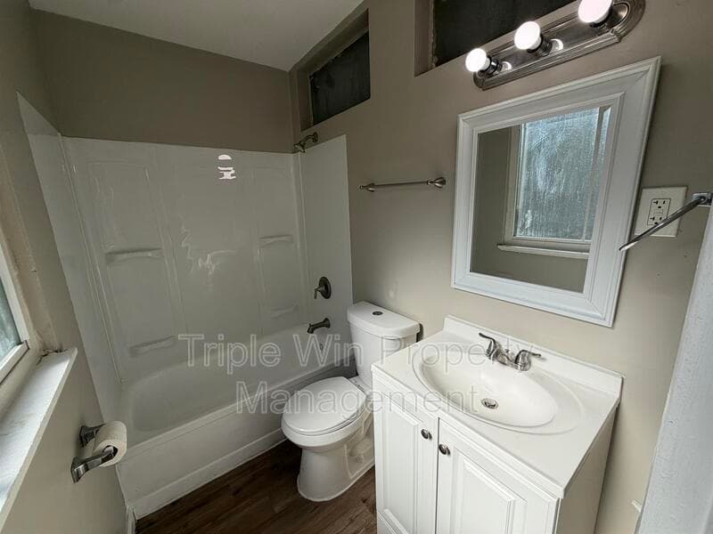 Saint Louis House: 10126 Edgefield Dr
