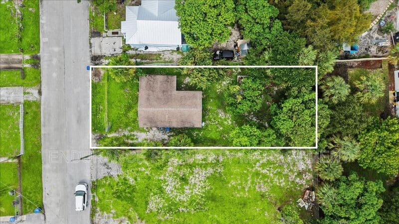 Riviera Beach House: 140 W 15th Street