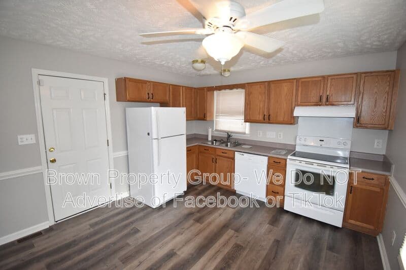 Fayetteville House: 6313 Applewhite Rd