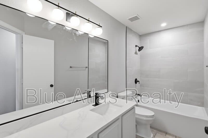 Little Elm House: 1012 Waterview Drive