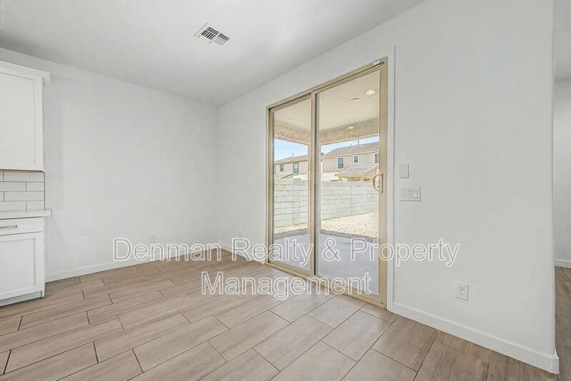 Avondale House: 10984 W. Pierce Street