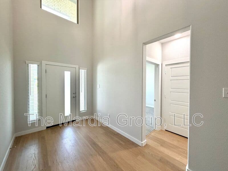 Waxahachie House: 588 Moonrise St