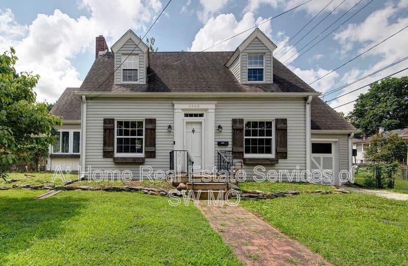 Springfield House: 1460 E Grand St
