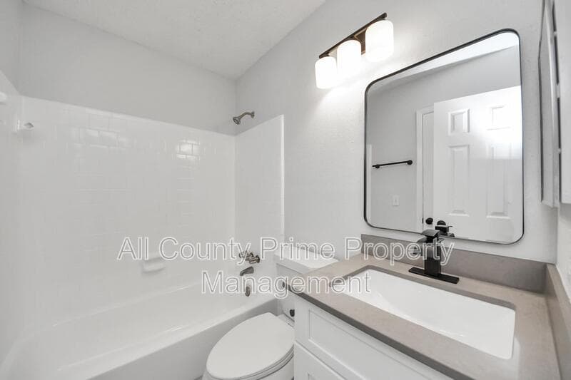 Houston House: 5546 Santrey Drive