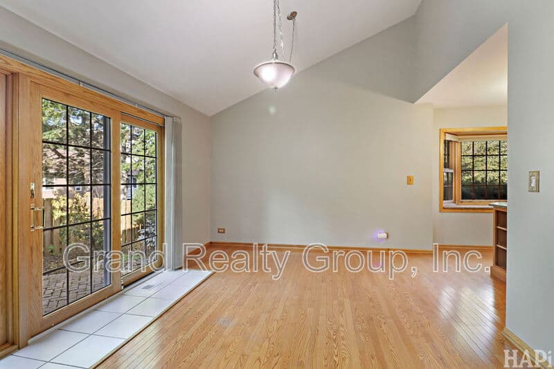 Lake Villa House: 128 Juniper Court