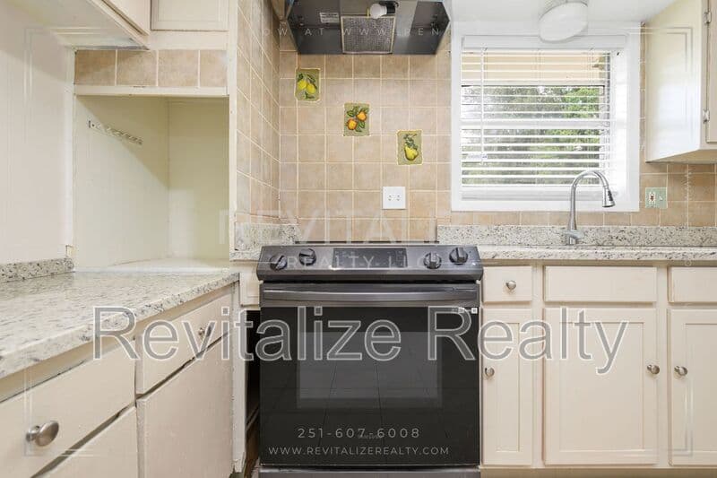 Gulfport House: 2531 W David Drive