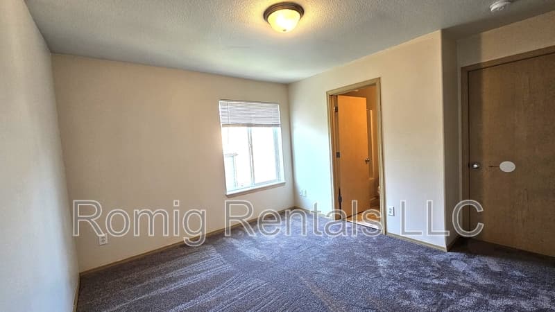 Vancouver House: 4484 Northeast Nicholson Loop