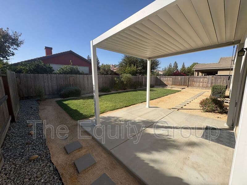 Visalia House: 3215 S Meadowbrook St