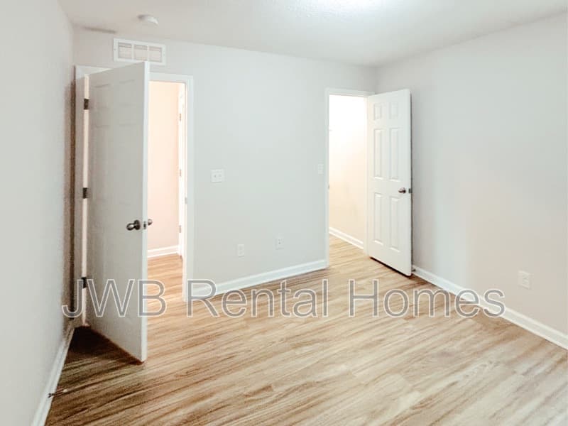Jacksonville House: 8585 Jasper Ave