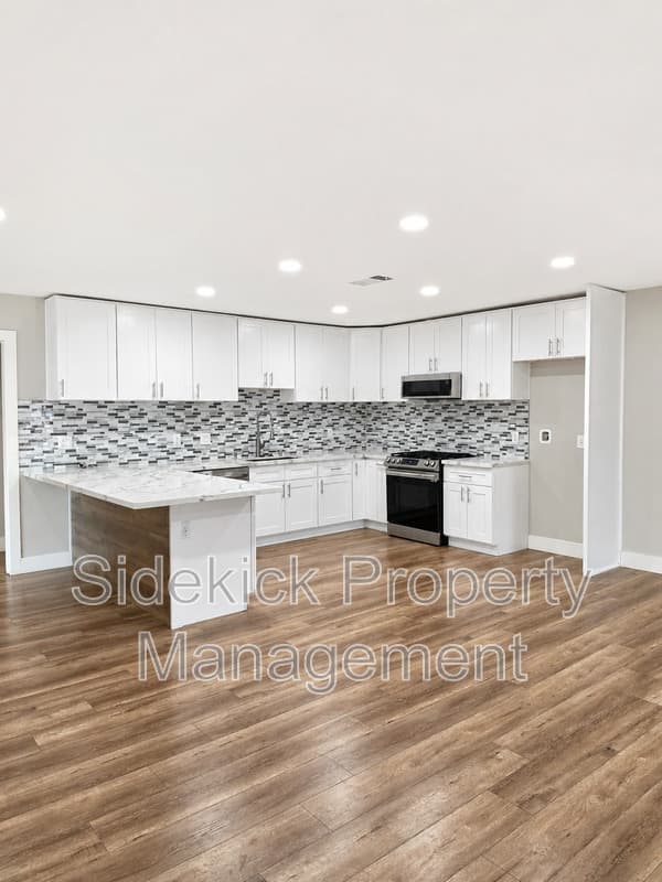 Whittier House: 11443 Dicky St