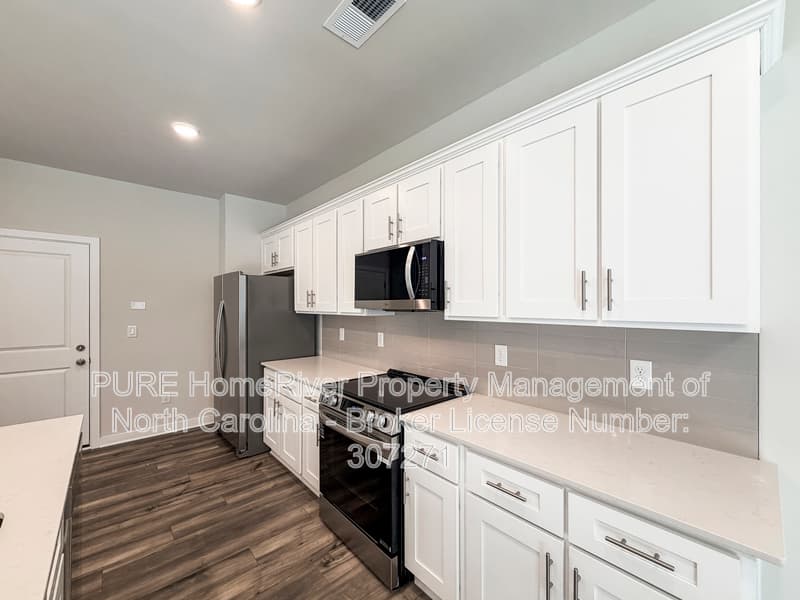 Hickory House: 2944 31st St Ln NE