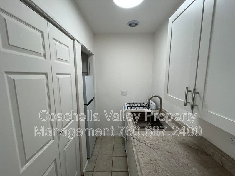 Palm Springs House: 600 E Cottonwood Rd