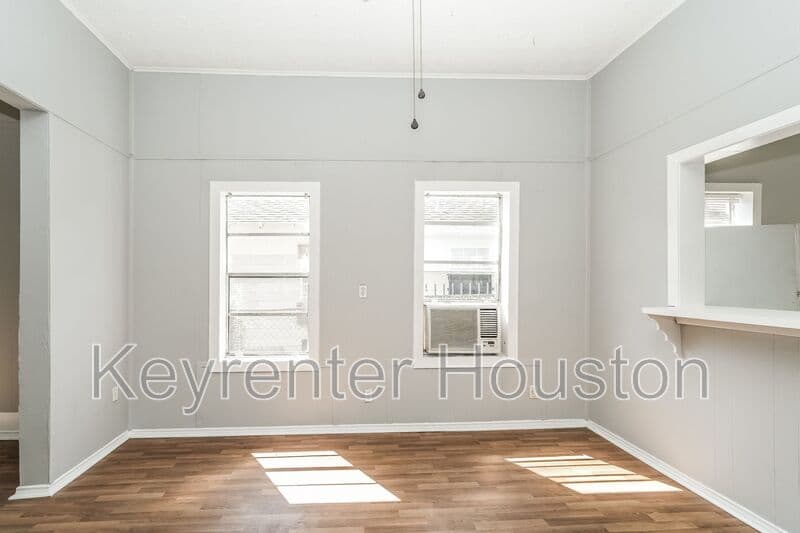 Houston House: 4610 Schroeder Rd