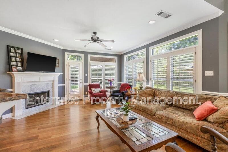 Collierville House: 10290 Shrewsbury Run Way