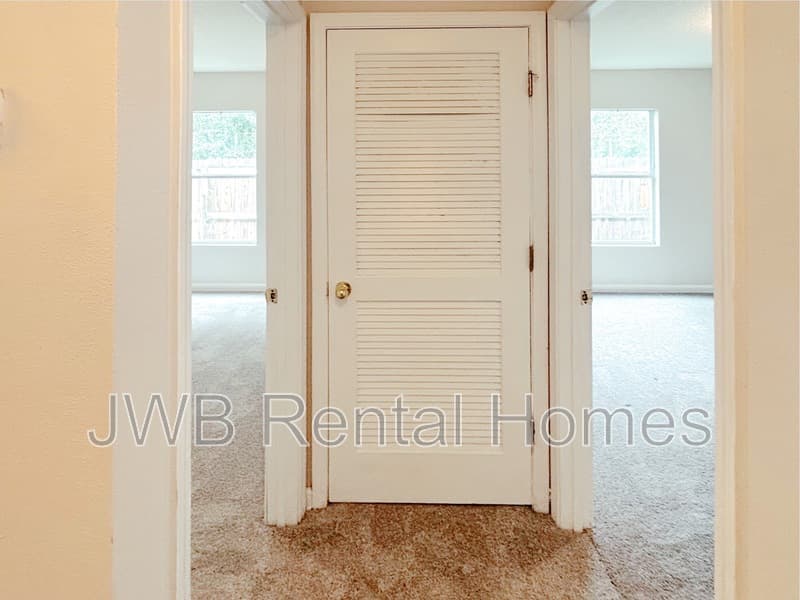 Jacksonville House: 2139 Sessions Ln
