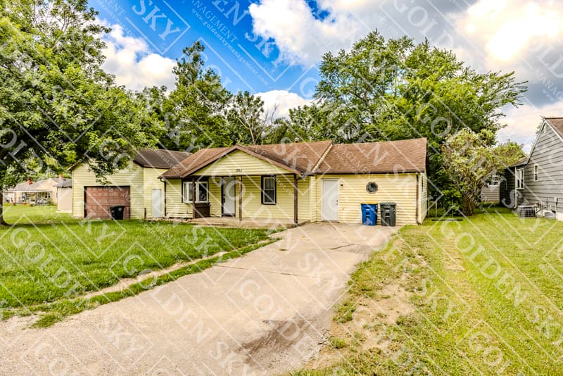 Muncie House: 209 North Manhattan Avenue