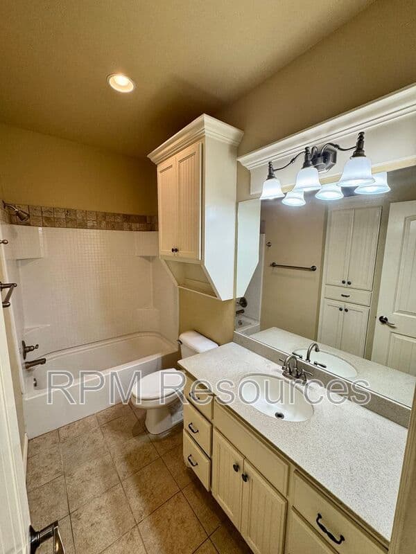 Edmond Condo: 13821 Oxford Dr