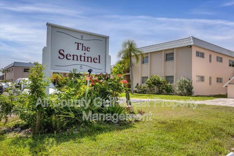 Venice House: 400 Base Ave E