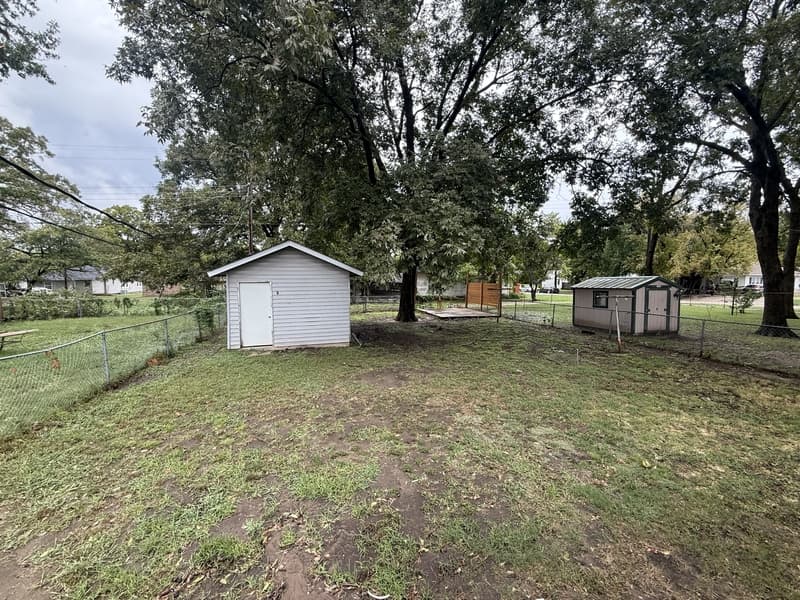 Ada House: 736 E 8th