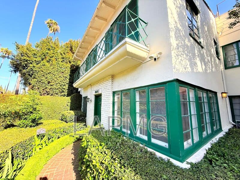 Los Angeles House: 7660 Hollywood Boulevard