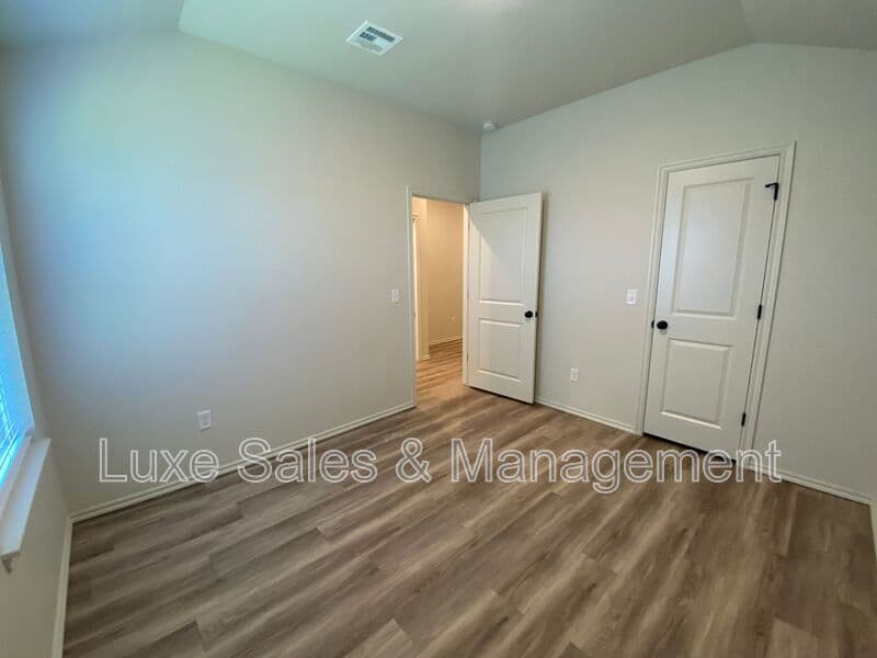 Okahoma City House: 8000 NW 110th Dr