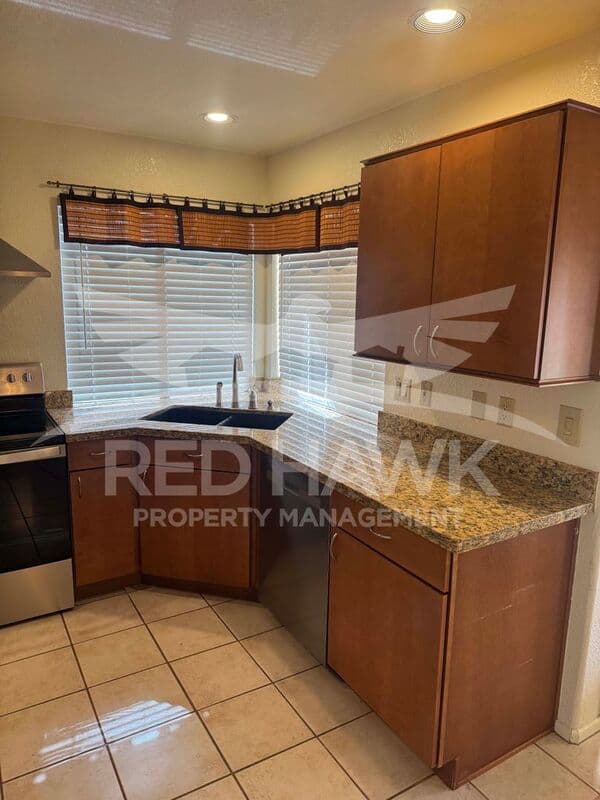 Tempe House: 25 W La Vieve Ln