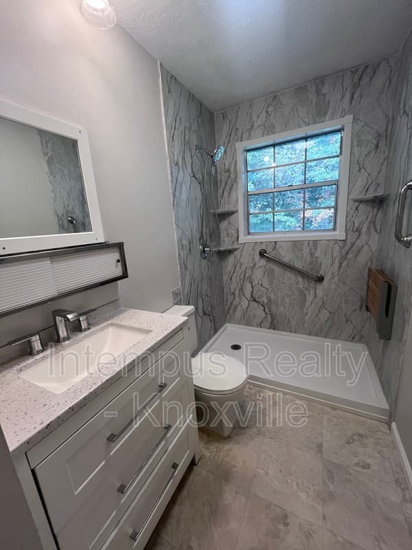 Knoxville House: 10917 Sonja Dr