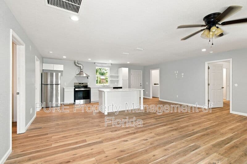 Williston House: 11330 NE 66th Lane