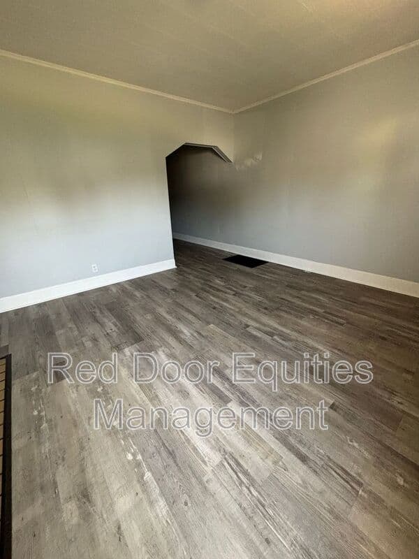 Lancaster House: 411 W Wheeling St