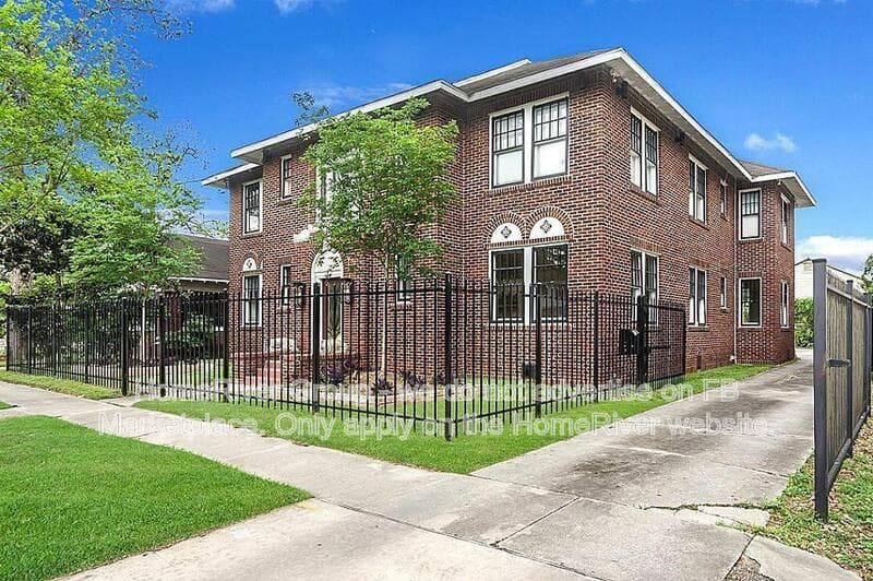 Houston House: 3812 La Branch St