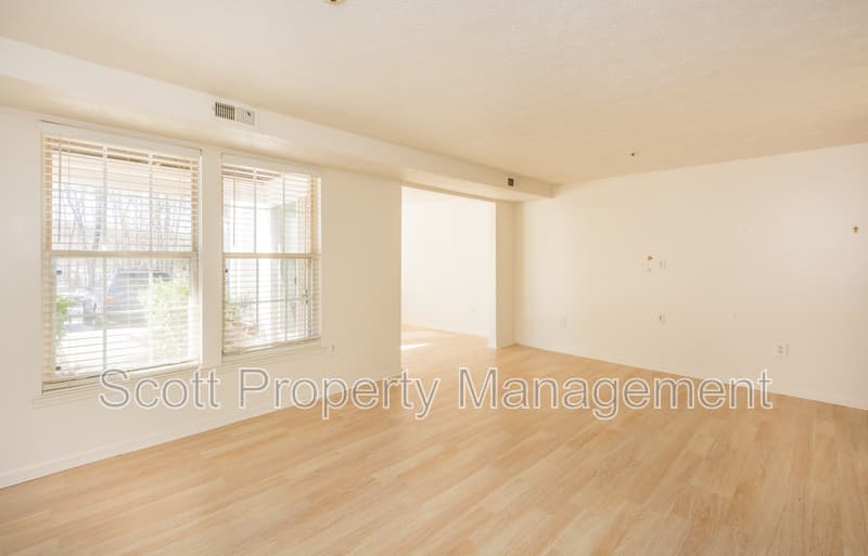 Edgewood Condo: 903 Woodbridge Court