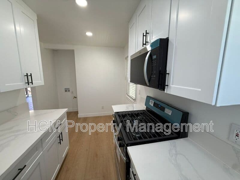 Long Beach House: 1048 Cedar Ave