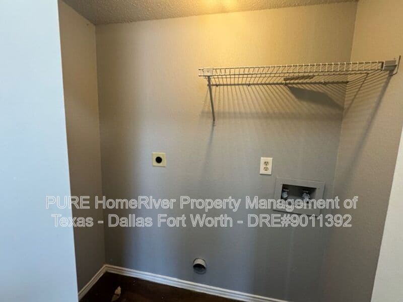 Irving Apartment: 4002-4004 W. Pioneer Dr