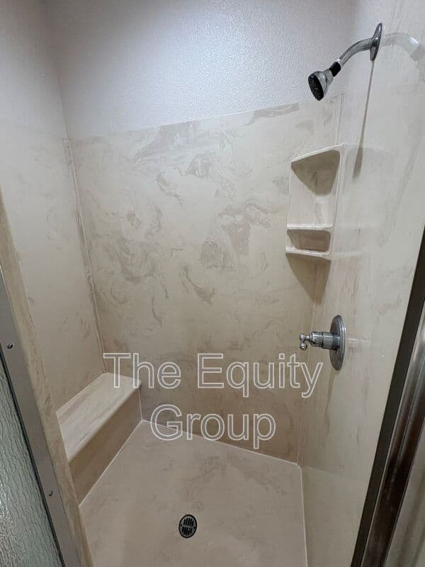 Visalia House: 2643 West Oakridge Ave