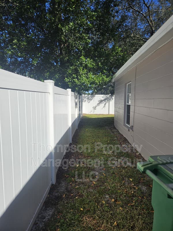 Tampa Townhome: 8512 N Hyaleah Rd