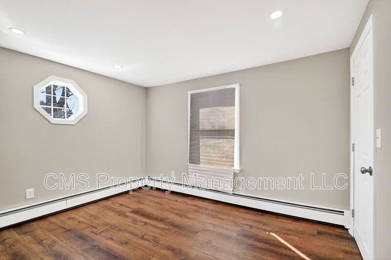 Old Bridge House: 24 Steinhardt Ave