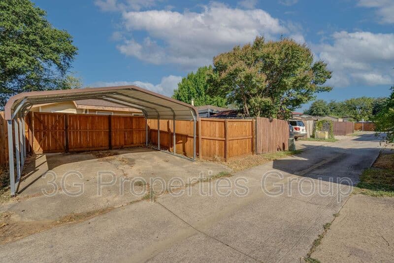Lewisville House: 613 Hunters Glen St
