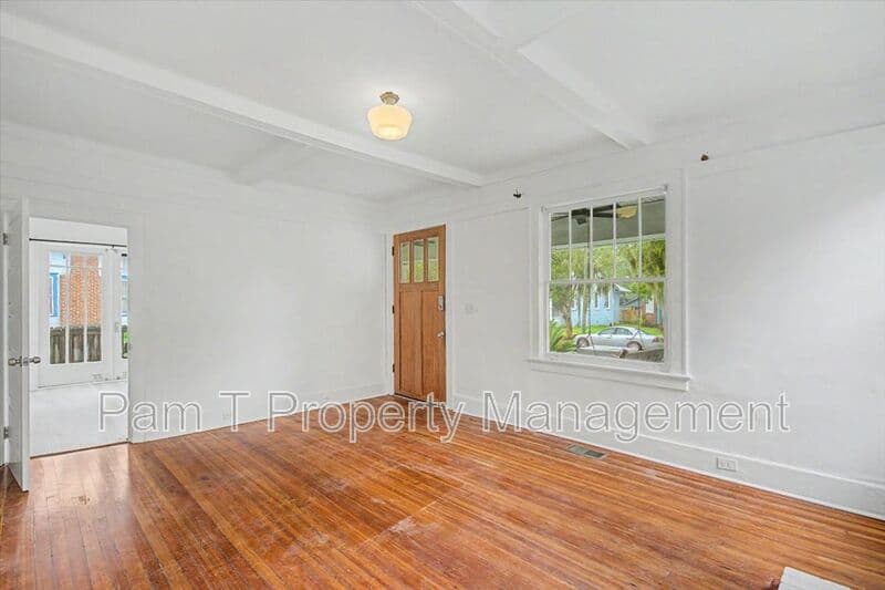 Savannah House: 1118 E Duffy St