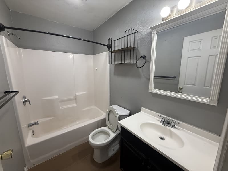 Ada House: 736 E 8th