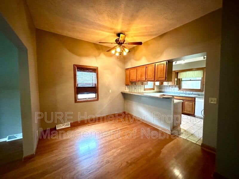 Omaha House: 1009 N 49th Ave