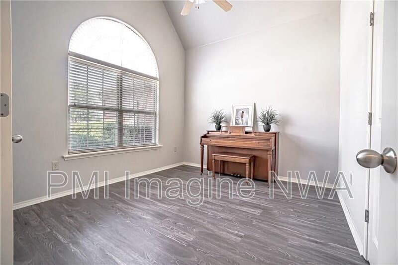 Bentonville House: 3101 Southwest Gumleaf Road