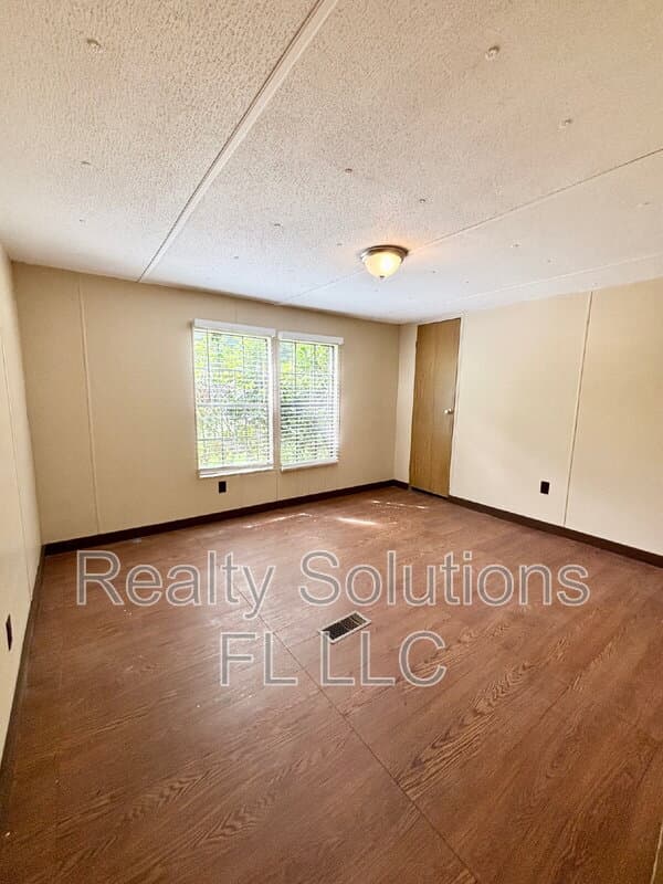 Clermont House: 15518 Lake Apopka Road