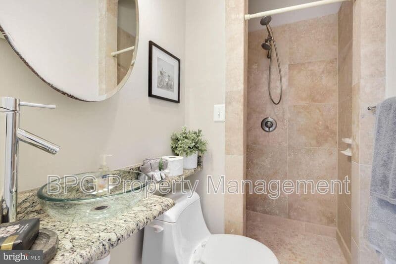 Washington House: 431 Manor PL NW