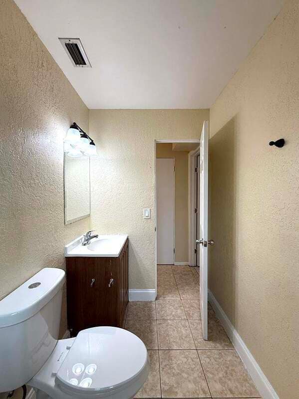 Fort Myers House: 2985 Saint Charles Street