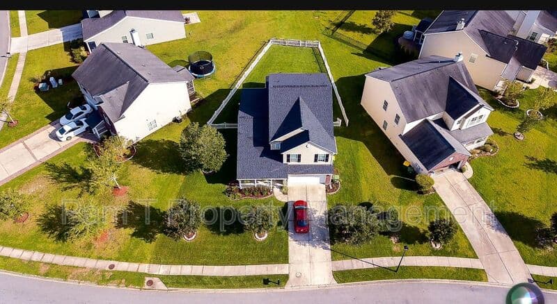 Pooler House: 4 Bainbridge Way