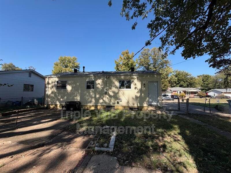 Maryland Heights House: 11490 Essex Ave